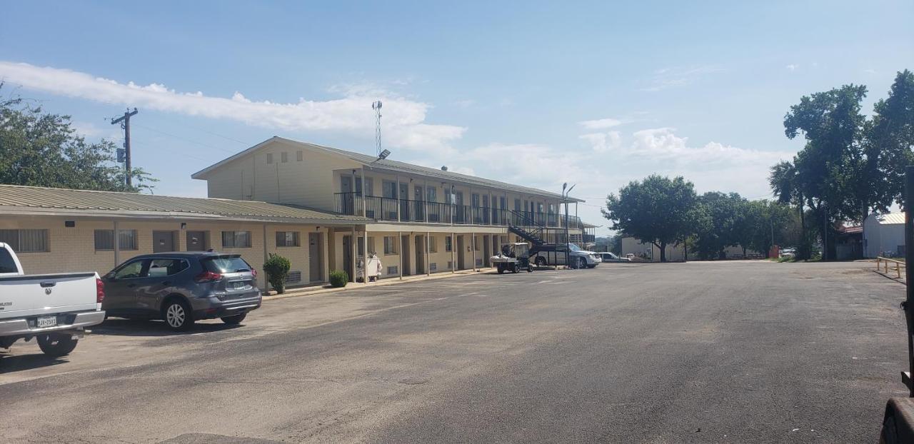 Gold Key Inn Brady Exterior photo