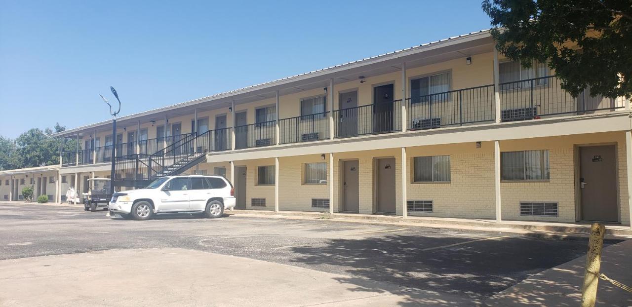 Gold Key Inn Brady Exterior photo